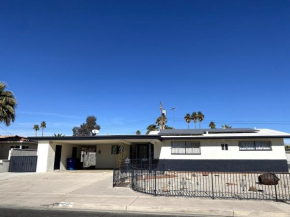 Modern 3 Bedroom Near Strip